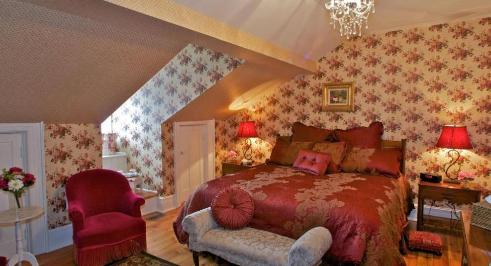 Bed and Breakfast Maplehurst Manor Броквилл Номер фото